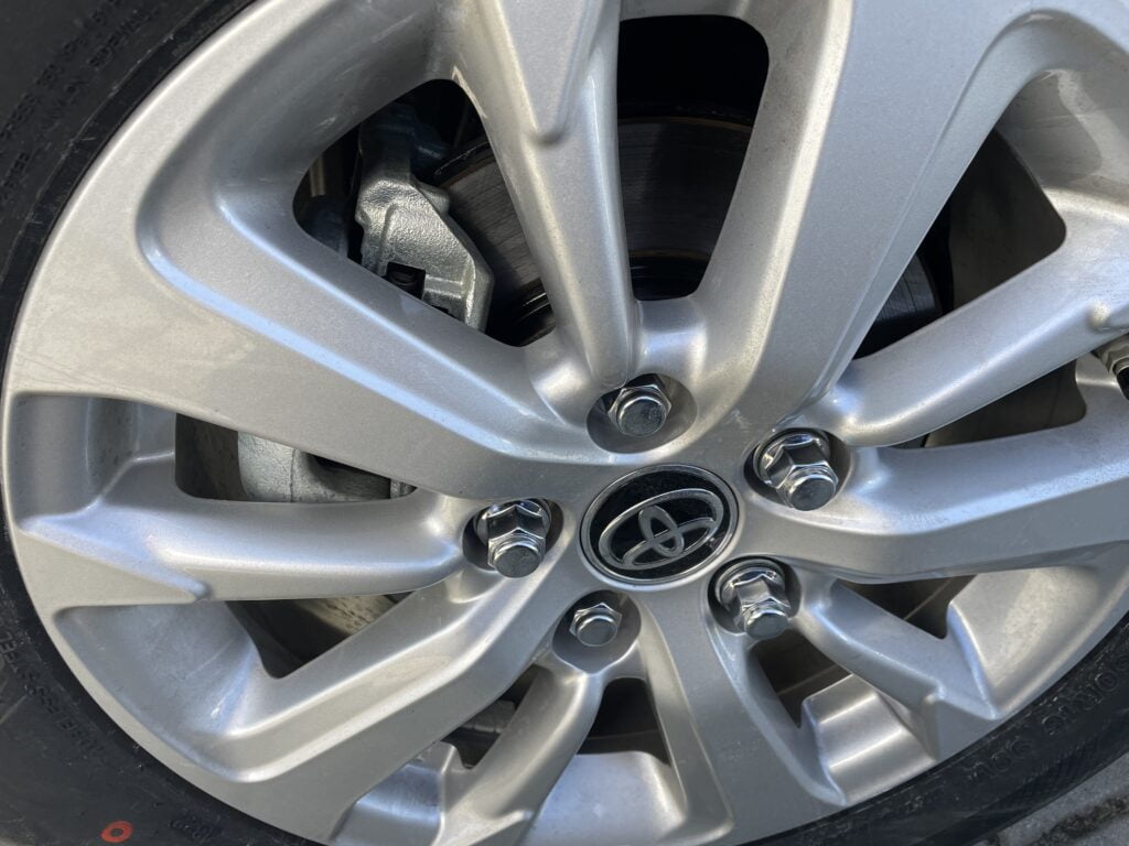 Instrukcja wymiany koła w samochodach Toyota