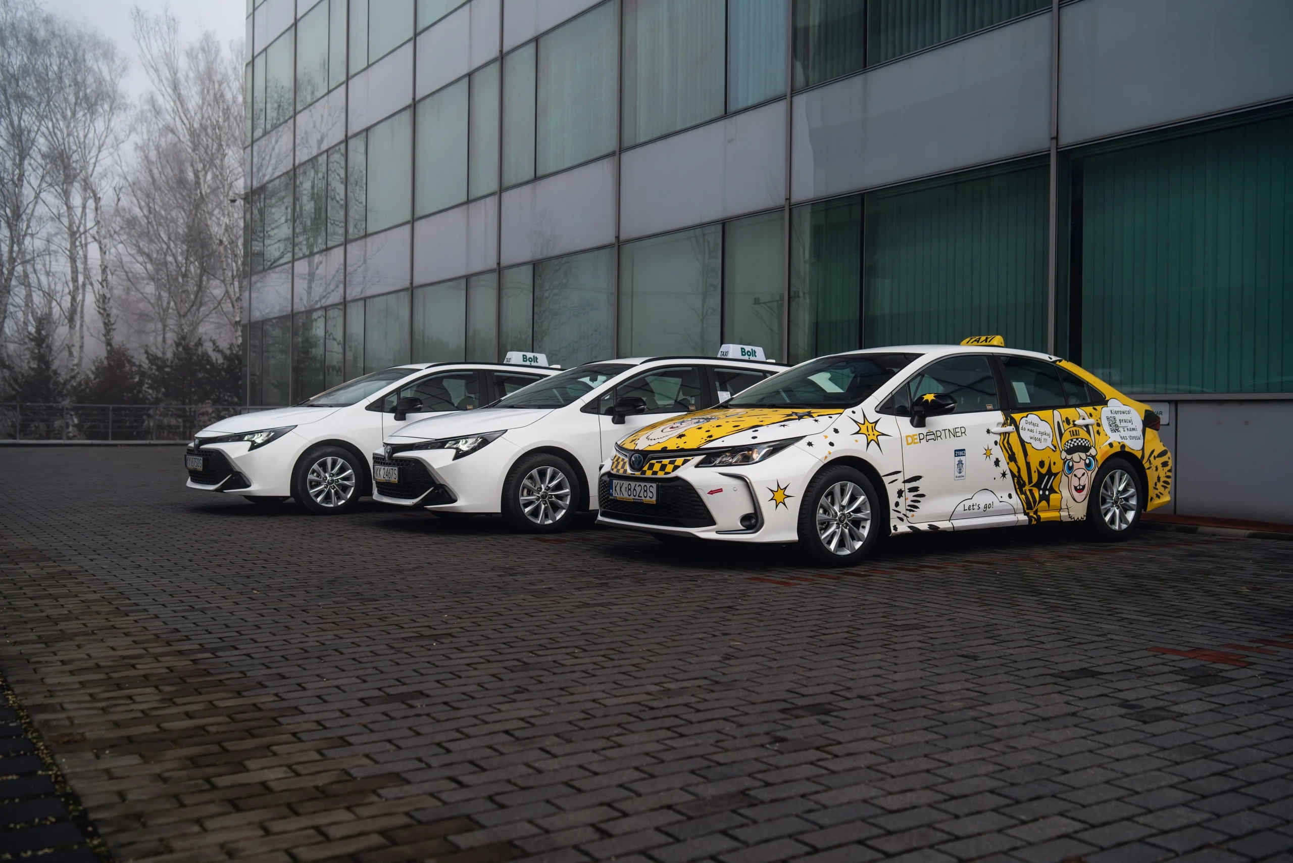 Kierowca FreeNow - samochód DEPartner na ulicach polskiego miasta