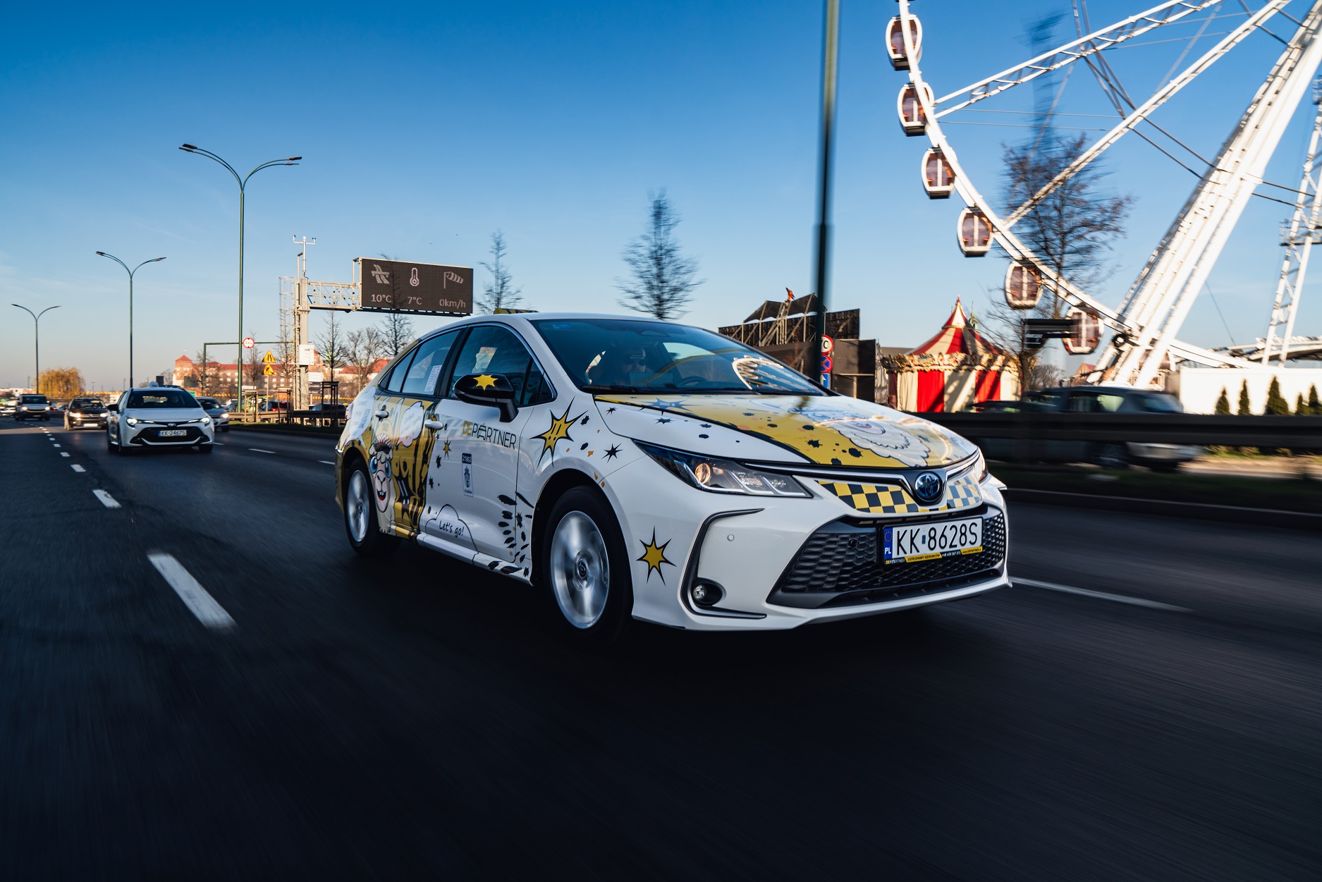 Kierowca Bolt - samochód DEPartner na ulicach polskiego miasta